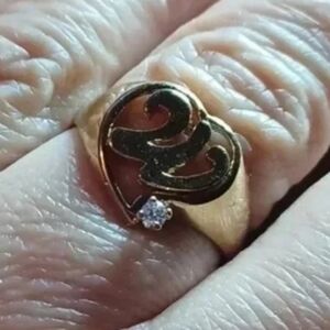 Gold-plated letter "W" ring. yellow with faux diamond